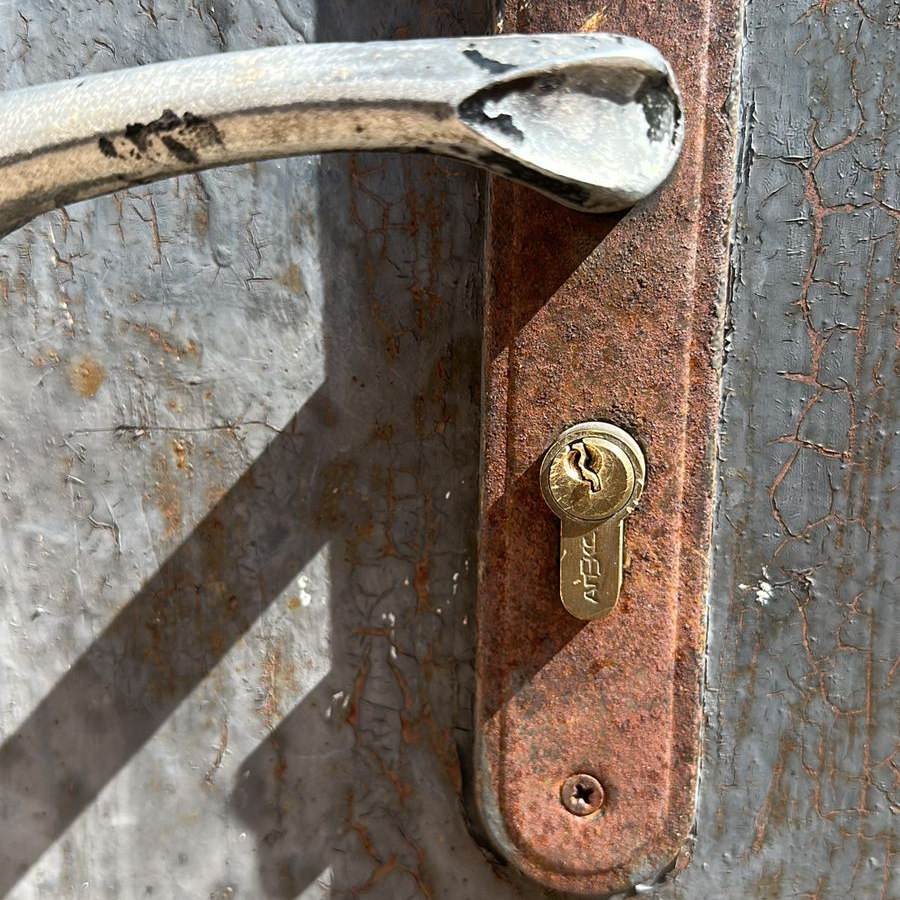 Сломанный ключ в цилиндре замка 